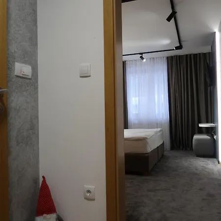 105 - Vucko Private Host Apartment 4*